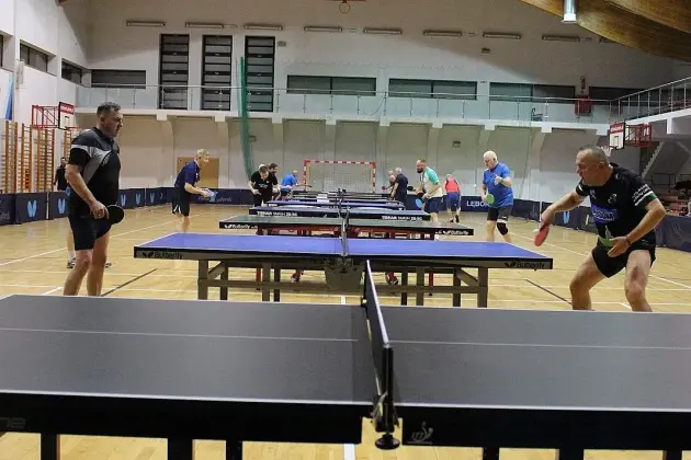 Tenis stołowy łączy pokolenia: od 10 do 83 lat na lęborskich mistrzostwach