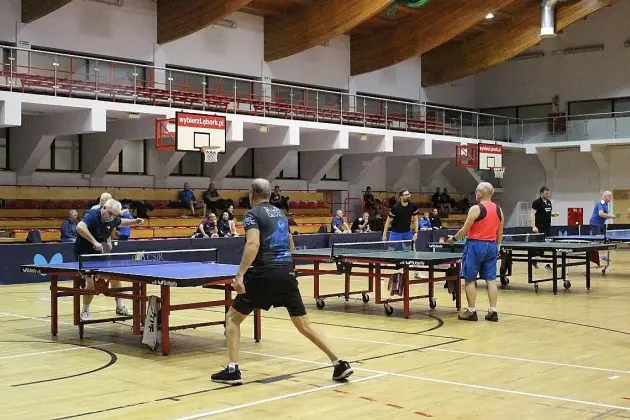 Tenis stołowy łączy pokolenia: od 10 do 83 lat na lęborskich mistrzostwach