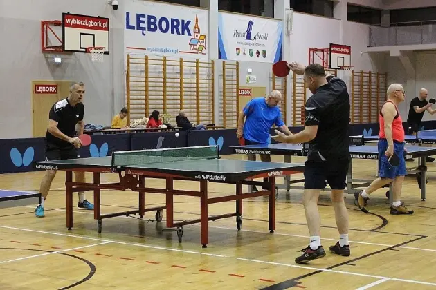Tenis stołowy łączy pokolenia: od 10 do 83 lat na lęborskich mistrzostwach