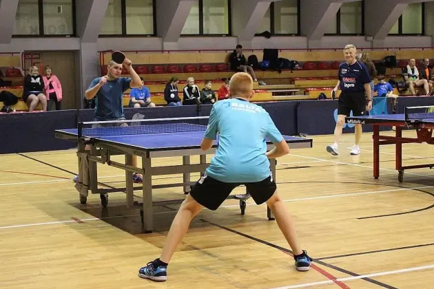 Tenis stołowy łączy pokolenia: od 10 do 83 lat na lęborskich mistrzostwach