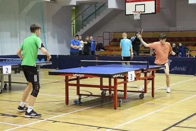 Tenis stołowy łączy pokolenia: od 10 do 83 lat na lęborskich mistrzostwach