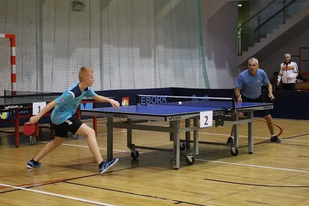 Tenis stołowy łączy pokolenia: od 10 do 83 lat na lęborskich mistrzostwach