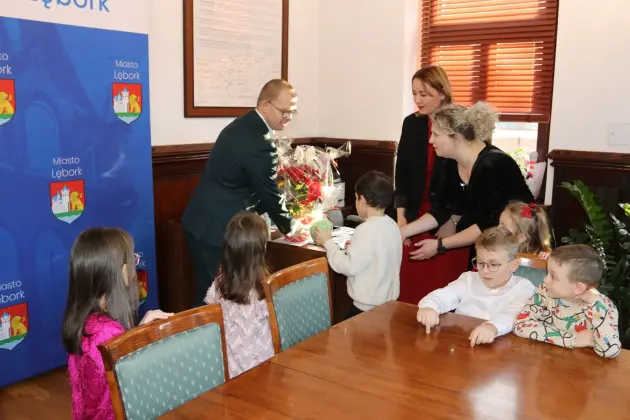 Kolędowanie burmistrza z przedszkolakami