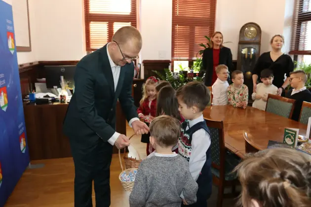 Kolędowanie burmistrza z przedszkolakami