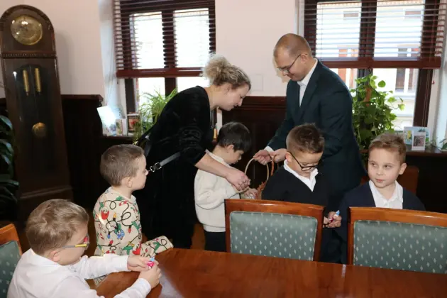 Kolędowanie burmistrza z przedszkolakami