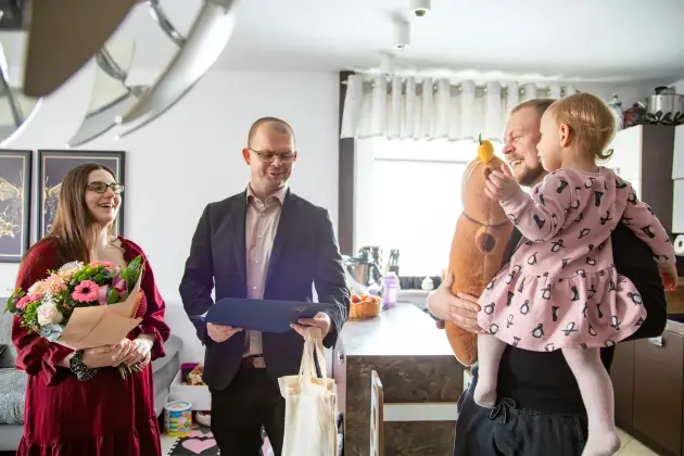 Burmistrz z wizytą i wyprawką dla pierwszej Lęborczanki urodzonej w 2026 roku