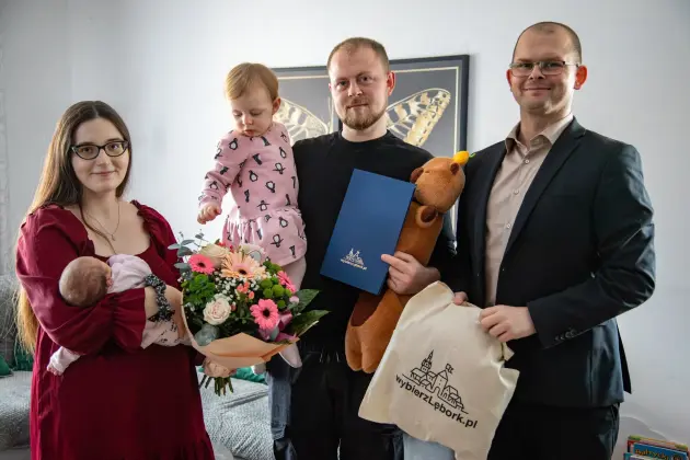 Burmistrz z wizytą i wyprawką dla pierwszej Lęborczanki urodzonej w 2026 roku