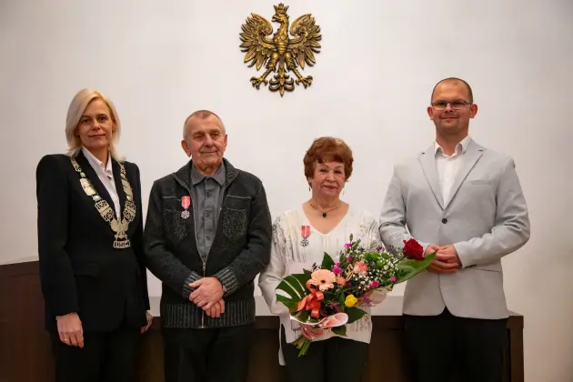 Złote Gody w lęborskim ratuszu – dwie pary świętowały 50-lecie małżeństwa