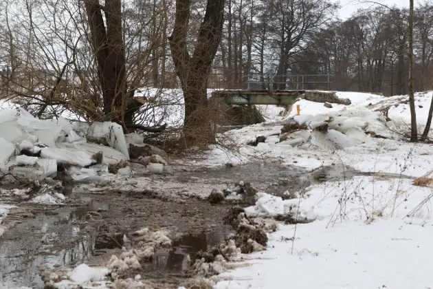 Koparki w akcji. Kruszenie grubego lodu na rzece Okalicy