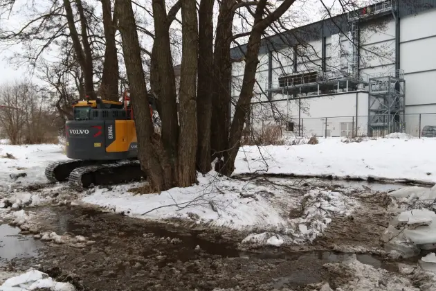 Koparki w akcji. Kruszenie grubego lodu na rzece Okalicy