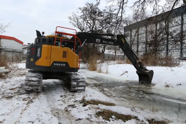 Koparki w akcji. Kruszenie grubego lodu na rzece Okalicy