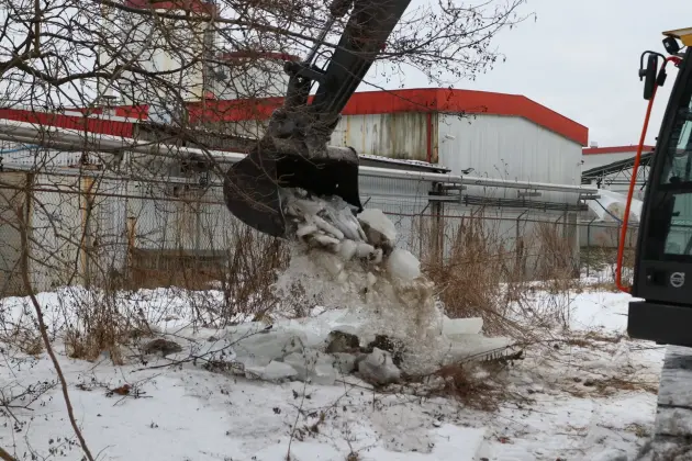 Koparki w akcji. Kruszenie grubego lodu na rzece Okalicy