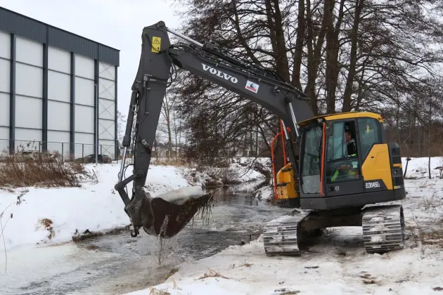 Koparki w akcji. Kruszenie grubego lodu na rzece Okalicy