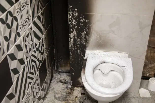 Pożar w publicznej toalecie – szybkie działania Straży Miejskiej