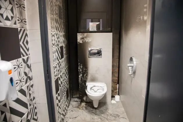 Pożar w publicznej toalecie – szybkie działania Straży Miejskiej