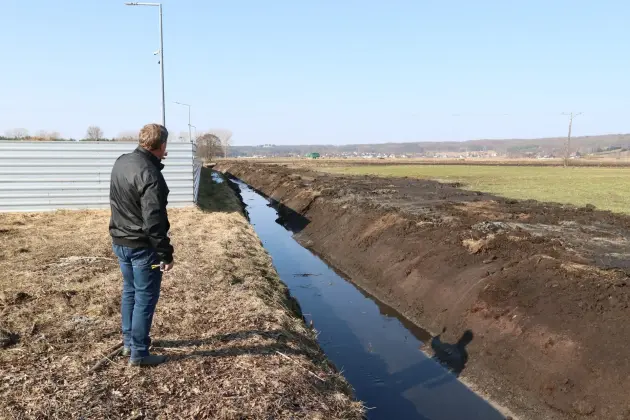 Wiosenne porządki w Lęborku - trwa konserwacja rowów melioracyjnych