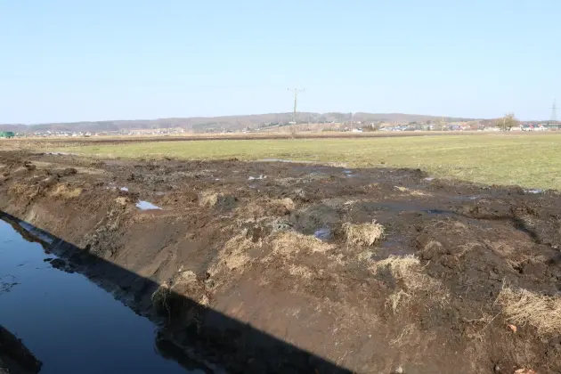 Wiosenne porządki w Lęborku - trwa konserwacja rowów melioracyjnych