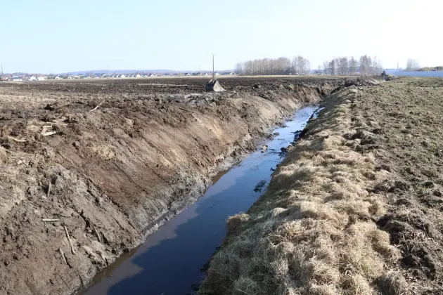 Wiosenne porządki w Lęborku - trwa konserwacja rowów melioracyjnych