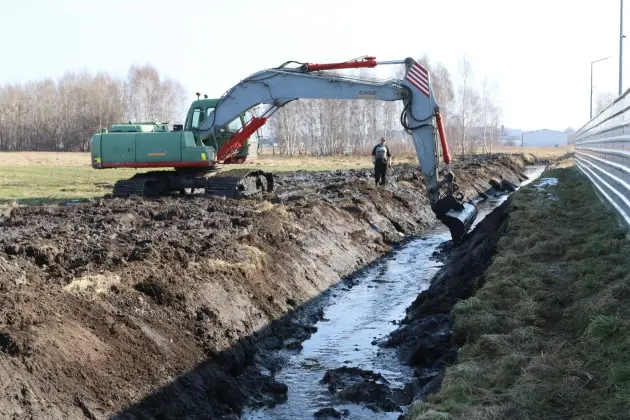 Wiosenne porządki w Lęborku - trwa konserwacja rowów melioracyjnych