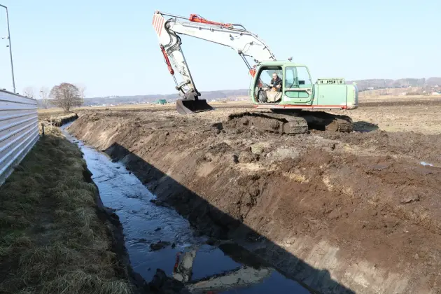 Wiosenne porządki w Lęborku - trwa konserwacja rowów melioracyjnych