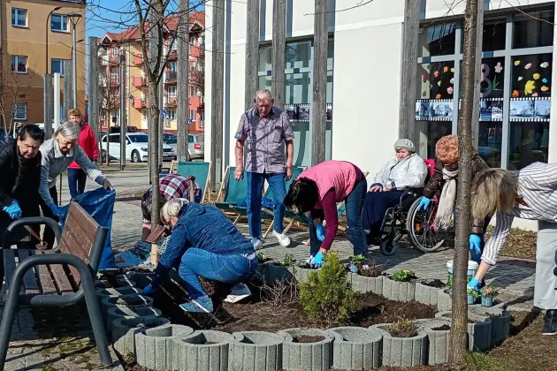 Wspólne działania dzieci i seniorów wokół Bazy