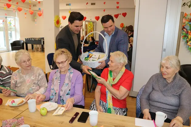 Z serdecznymi życzeniami z okazji Dnia Kobiet