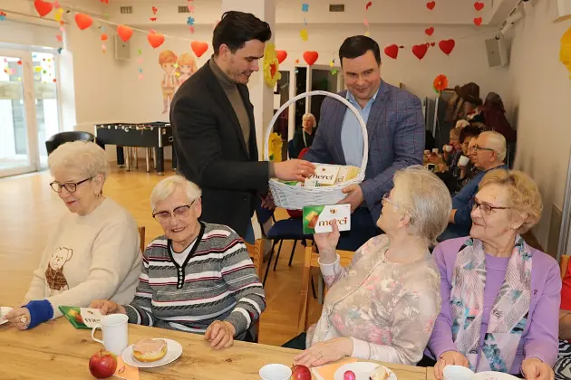 Z serdecznymi życzeniami z okazji Dnia Kobiet