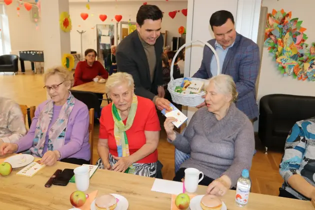 Z serdecznymi życzeniami z okazji Dnia Kobiet