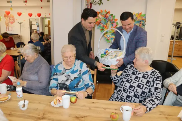 Z serdecznymi życzeniami z okazji Dnia Kobiet