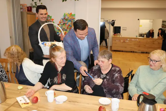 Z serdecznymi życzeniami z okazji Dnia Kobiet