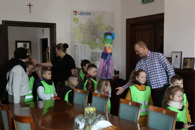 Wiosna przyszła do Lęborka! Setki dzieci w barwnym korowodzie