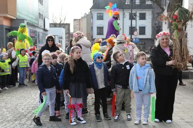 Wiosna przyszła do Lęborka! Setki dzieci w barwnym korowodzie