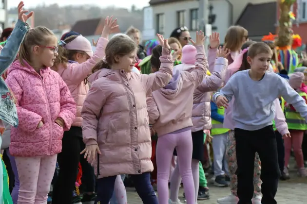 Wiosna przyszła do Lęborka! Setki dzieci w barwnym korowodzie