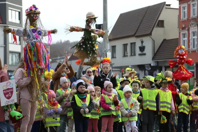 Wiosna przyszła do Lęborka! Setki dzieci w barwnym korowodzie