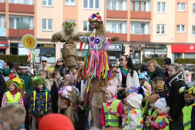 Wiosna przyszła do Lęborka! Setki dzieci w barwnym korowodzie