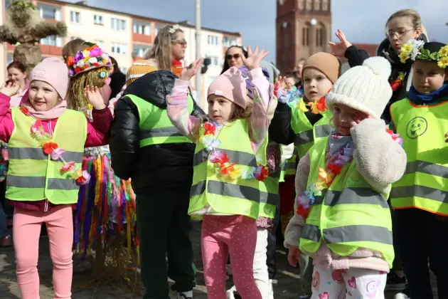 Wiosna przyszła do Lęborka! Setki dzieci w barwnym korowodzie