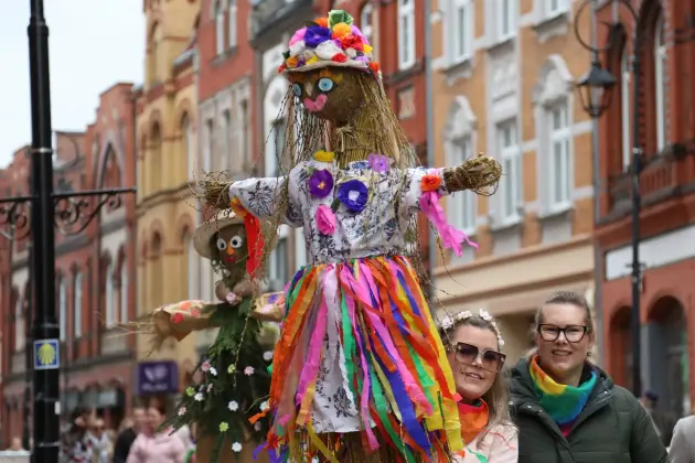 Wiosna przyszła do Lęborka! Setki dzieci w barwnym korowodzie