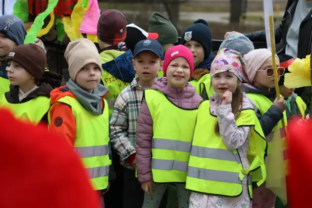 Wiosna przyszła do Lęborka! Setki dzieci w barwnym korowodzie