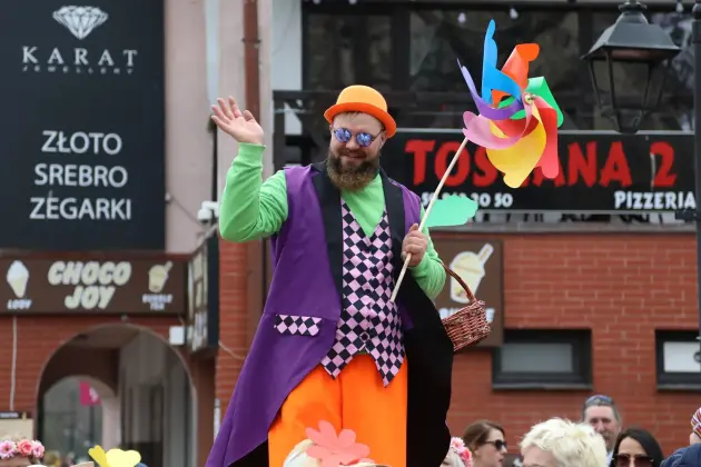 Wiosna przyszła do Lęborka! Setki dzieci w barwnym korowodzie