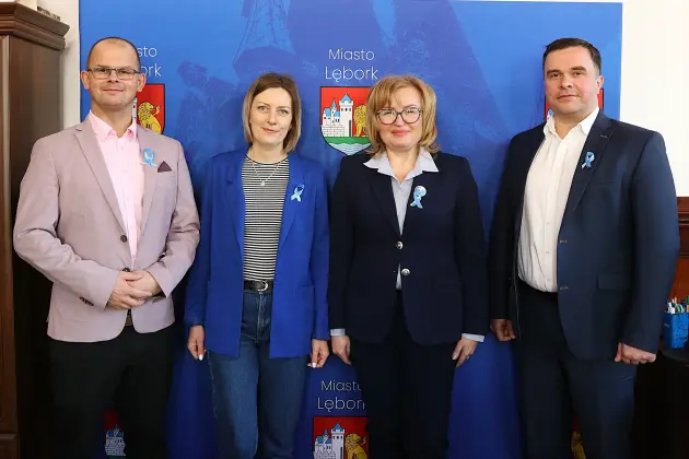 Niebieskie wstążeczki w ratuszu – Lębork solidarny z osobami z autyzmem