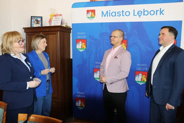 Niebieskie wstążeczki w ratuszu – Lębork solidarny z osobami z autyzmem