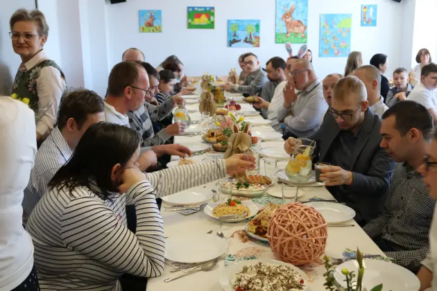 Na Wielkanocnym śniadaniu w Warsztacie Terapii Zajęciowej