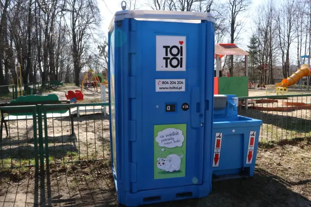 Nowe przenośne toalety i umywalki w parkach i przy placach zabaw