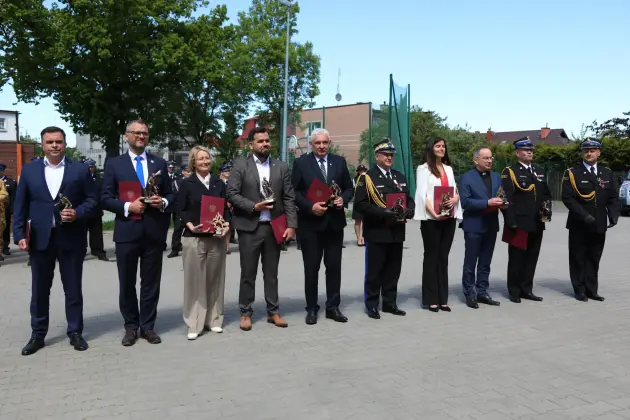 Strażackie święto w Lęborku. Awanse, odznaczenia i nowe pojazdy dla służb