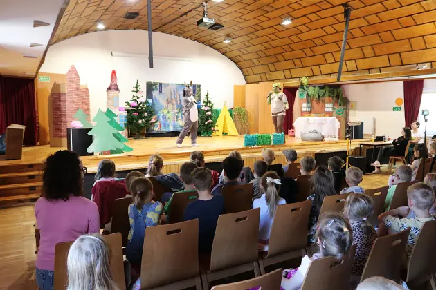 „Shrek” na scenie - rodzice i nauczyciele wystąpili dla przedszkolaków