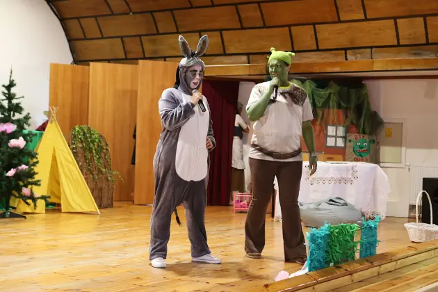 „Shrek” na scenie - rodzice i nauczyciele wystąpili dla przedszkolaków
