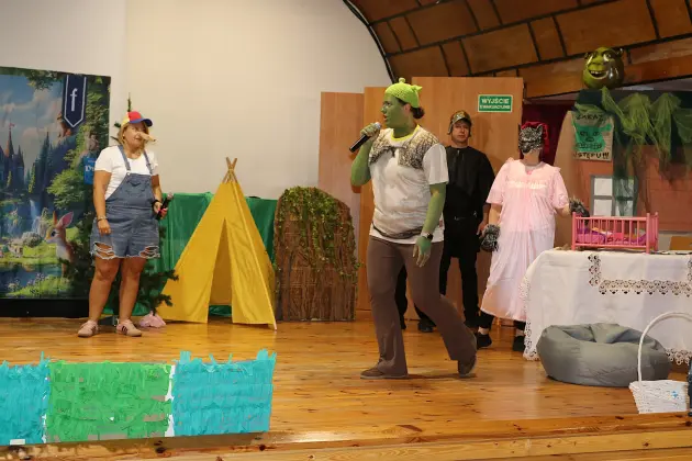„Shrek” na scenie - rodzice i nauczyciele wystąpili dla przedszkolaków