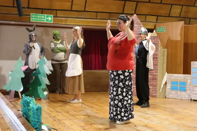 „Shrek” na scenie - rodzice i nauczyciele wystąpili dla przedszkolaków