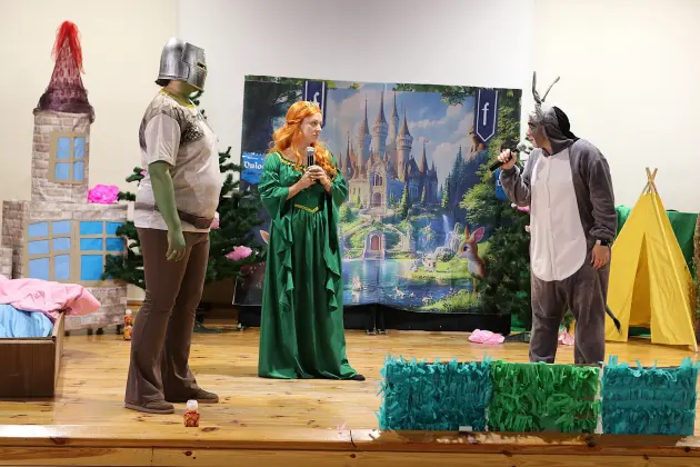 „Shrek” na scenie - rodzice i nauczyciele wystąpili dla przedszkolaków