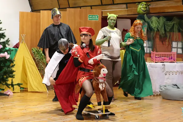 „Shrek” na scenie - rodzice i nauczyciele wystąpili dla przedszkolaków